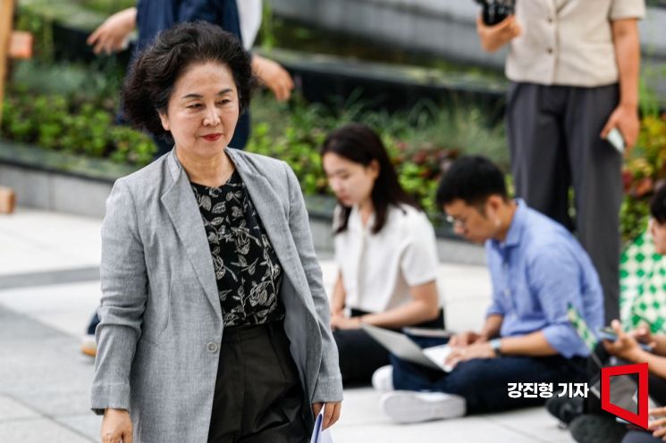 윤석열 전 대통령 부부와 정치브로커 명태균 공천개입에 연루된 의혹을 받고 있는 김영선 전 국민의힘 의원이 조사를 받기 위해 4일 서울 종로구 김건희특검 사무실로 출석하고 있다. 2025.8.4. 강진형 기자