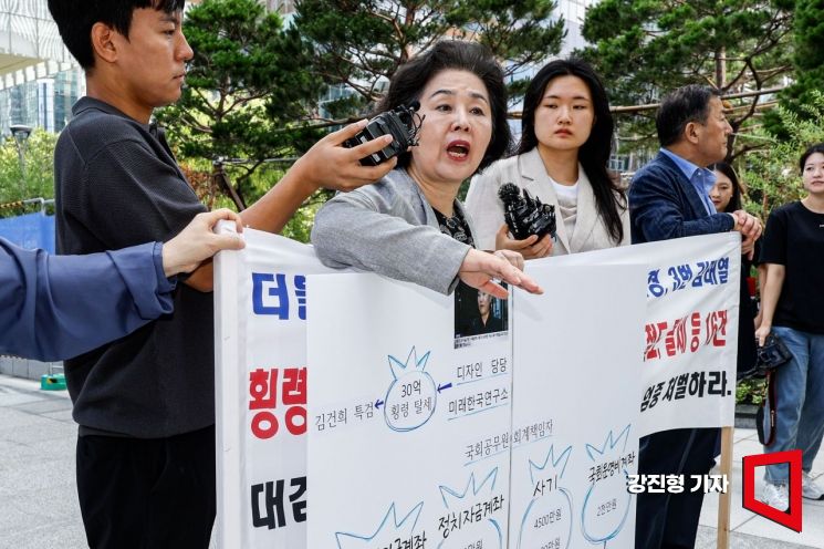 [포토] 특검 출석 앞서 기자회견 나선 김영선 전 의원