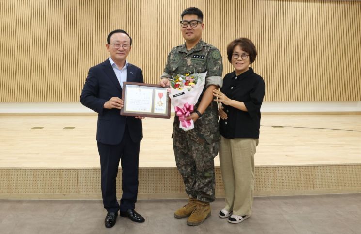 김덕현 연천군수가 폭염으로 쓰러진 고령의 주민에게 신속한 응급조치를 실시해 생명을 구한 군인에게 군수 표창을 수여하고 있다. 연천군 제공