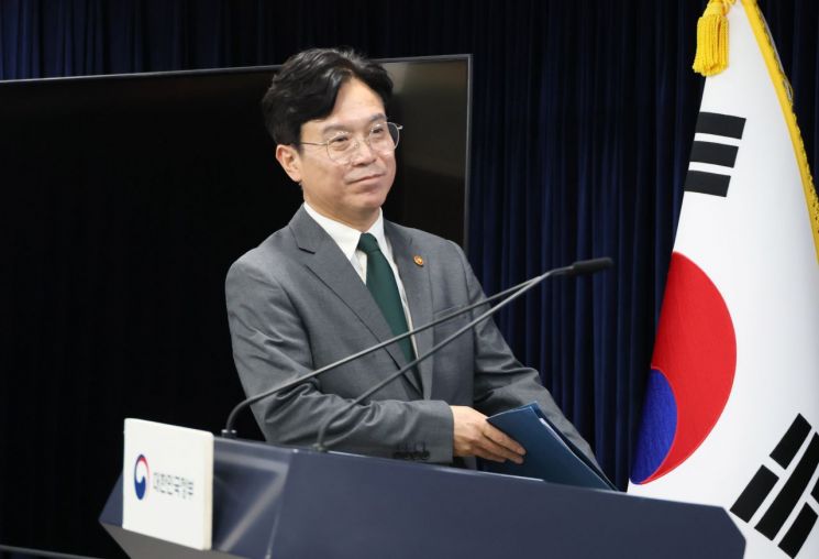 김영훈 장관, 노란봉투법 브리핑 (서울=연합뉴스) 이정훈 기자 = 김영훈 고용노동부 장관이 29일 서울 종로구 정부서울청사에서 노동조합 및 노동관계조정법 개정안(노란봉투법) 관련 브리핑에 참석하고 있다. 2025.7.29 uwg806@yna.co.kr(끝)<저작권자(c) 연합뉴스, 무단 전재-재배포, AI 학습 및 활용 금지>