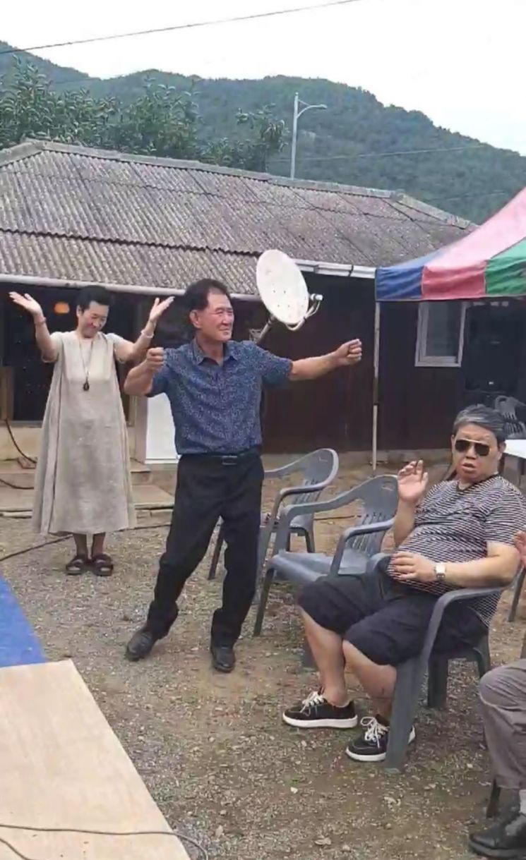 공연이 열린 금천면의 이웃 운문면 주민들도 참석해 박자를 함께 맞추며 흥겨워 하는 모습