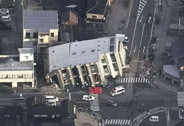 지난해 1월1일(현지시간) 일본에서 최대 규모 7.6의 강진이 발생한 혼슈 중부 이시카와현의 와지마 시내 대형 건물 한쪽이 무너진 모습. 도심에서 지진이 발생하면 수도, 전기, 가스 등이 일제히 끊길 위험이 있다. 연합뉴스