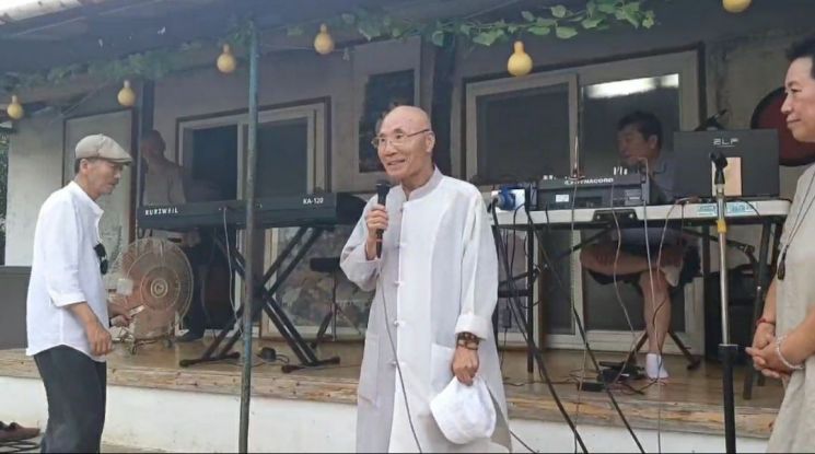 범패음악 명인인 범진스님이 인사말을 하는 모습