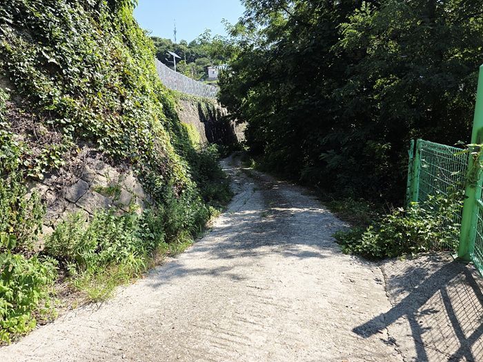 인근 주택과 인접해 있지만 정비가 이뤄지지 않아 차량 소통에는 다소 비좁은 공영주차장 연결 도로. 정승현 기자