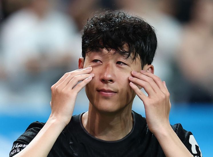 토트넘 홋스퍼 손흥민이 3일 서울월드컵경기장에서 열린 2025 쿠팡플레이 시리즈 뉴캐슬 유나이티드와의 친선경기가 끝난 뒤 눈물을 닦고 있다. 연합뉴스