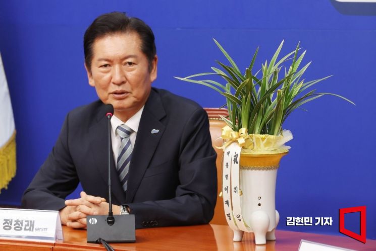 정청래 더불어민주당 신임 대표가 4일 국회 당대표실을 예방한 우상호 대통령실 정무수석으로부터 이재명 대통령의 취임 축하 난을 받고 있다. 2025.8.4 김현민 기자