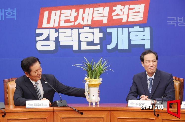 정청래 더불어민주당 신임 대표가 4일 국회 당대표실에서 우상호 대통령실 정무수석을 접견하고 있다. 2025.8.42025.8.4 김현민 기자