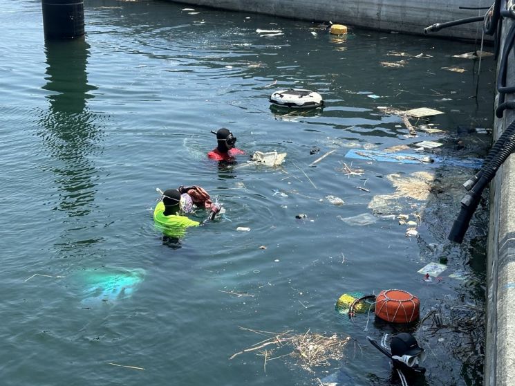 해녀도 다이버도 '풍덩'한 까닭?… 부산항만공사, 북항친수공원 수중 정화