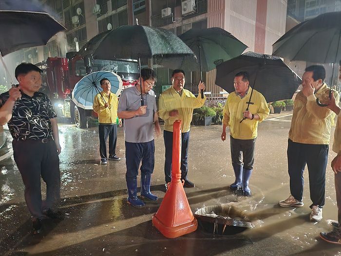 지난 3일 밤 피해 현장을 찾아 지휘 중인 김산 군수와 상황 청취 중인 서삼석 국회의원. 무안군 제공