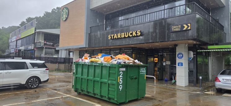 4일 오전 광주 북구 신안동 스타벅스 주차장에 침수 피해로 생긴 폐기물이 쌓여 있다. 민찬기 기자