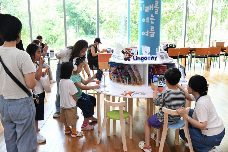 지난 2일 경기도 파주출판단지에 위치한 웅진씽크빅 창립 45주년 오픈하우스 내 '미래 학습 연구소'에서 학부모와 아이들이 에듀테크 솔루션을 체험하고 있다. 웅진그룹