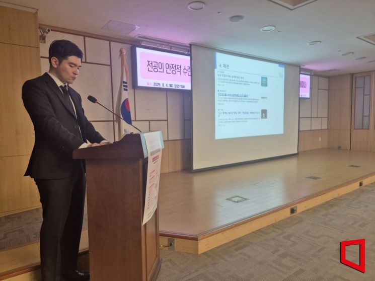 김은식 대한전공의협의회 비상대책위원이 4일 서울 영등포구 국회의원회관에서 개최된 '전공의 안정적 수련 재개를 위한 수련환경 개선·수련 연속성 확보 방안 모색 정책 세미나'에서 발제를 하고 있다. 최태원 기자