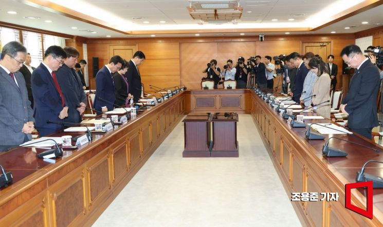 [포토] 이태원 참사 희생자에 대한 묵념