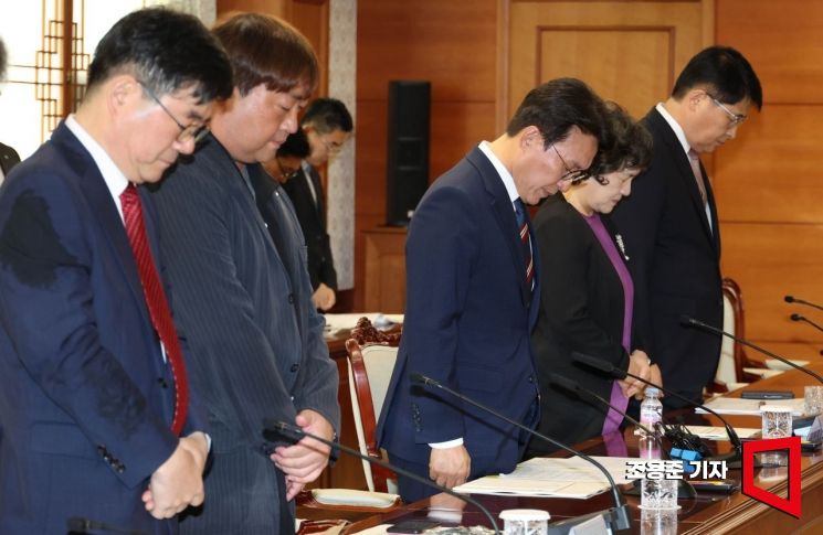 [포토] 김민석 총리, 이태원 참사 희생자에 대한 묵념