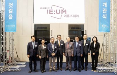 On the 1st, executives including President Kim Sungtae (fourth from the left) attended the opening ceremony of the IBK History Museum 'Eum Square' held at the IBK Corporate Bank headquarters in Euljiro, Seoul, and took a commemorative photo. IBK Corporate Bank