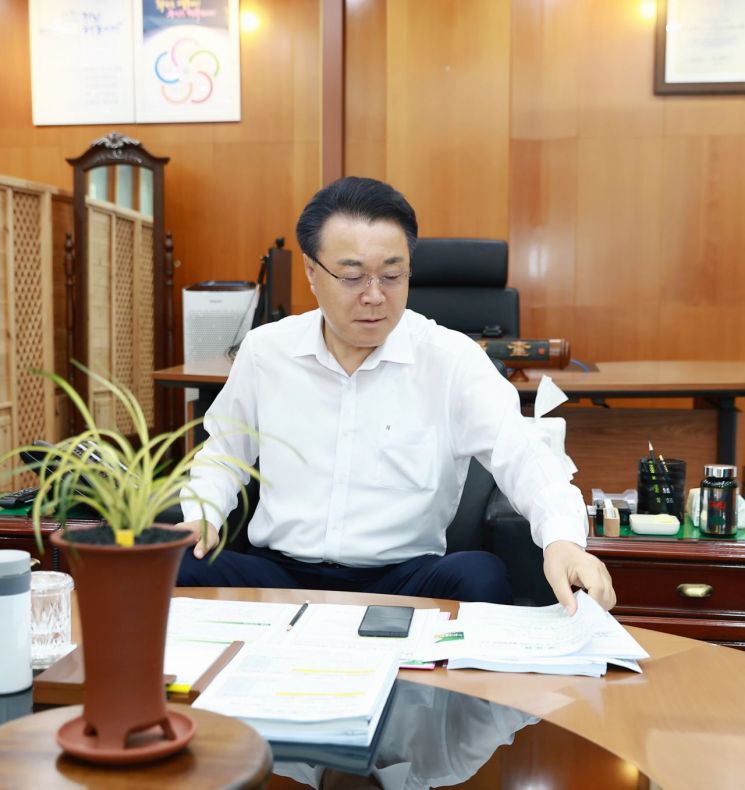 구복규 화순군수가 구내 방송 아나운서로 나선 이유는?