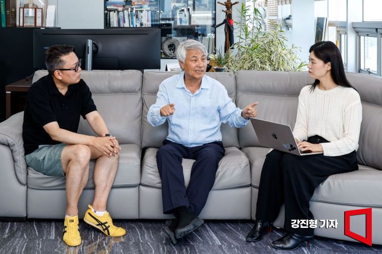 석창규 웹케시그룹 회장이 지난 4일 서울 영등포구 웹케시본사에서 김대식 카이스트 교수, 김혜연 안무가와 대담 하고 있다. 강진형 기자
