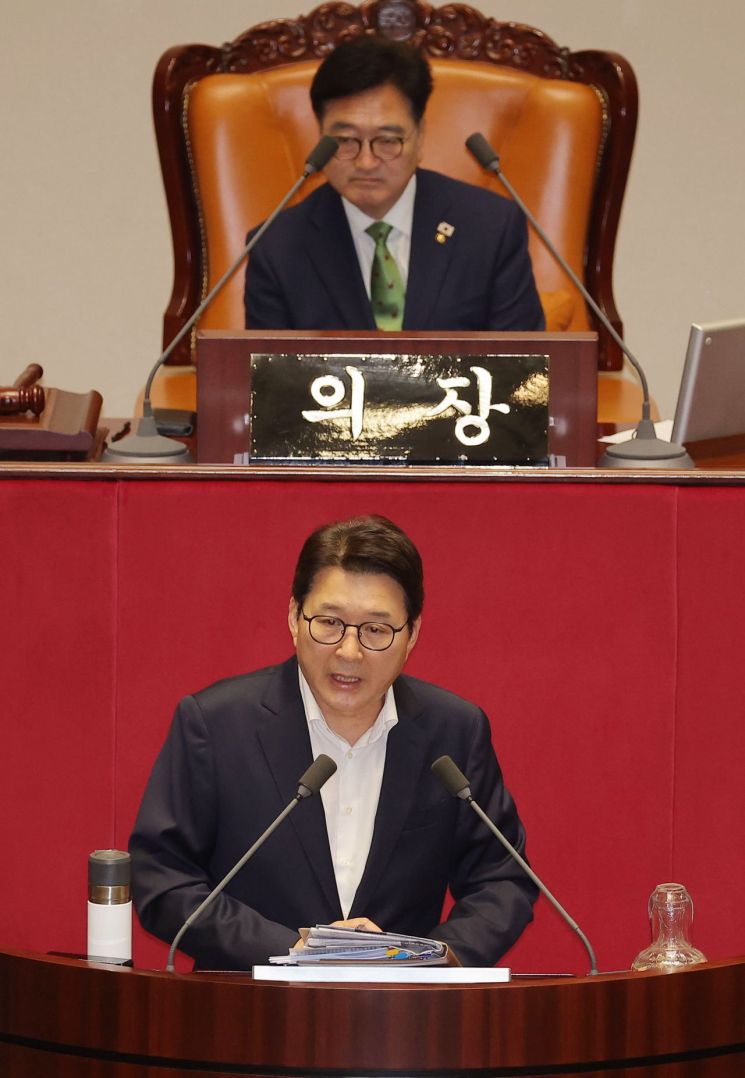 4일 국회 본회의에서 '방송3법(방송법·방송문화진흥회법·한국교육방송공사법 개정안)' 중 방송법 일부개정법률안이 상정되자 국민의힘 신동욱 의원이 무제한토론(필리버스터)에 나서고 있다. 연합뉴스