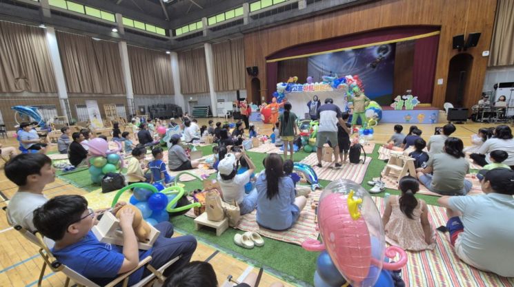 '고흥아트바캉스'행사가 환경 뮤지컬 갈라쇼, 고래 입체 엽서 만들기, 바다 생물 무드등 만들기, 오일 워터볼 만들기 등 바다를 주제로 한 다양한 프로그램으로 참여자들의 뜨거운 호응을 얻었다. 고흥군 제공