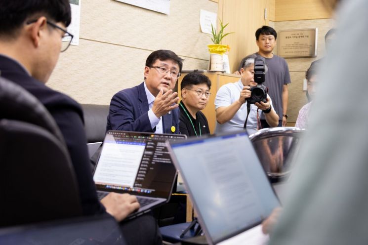 김성환 신임 환경부 장관이 4일 정부세종청사 환경부 기자실에서 출입기자단과 첫 간담회를 열고 있다.