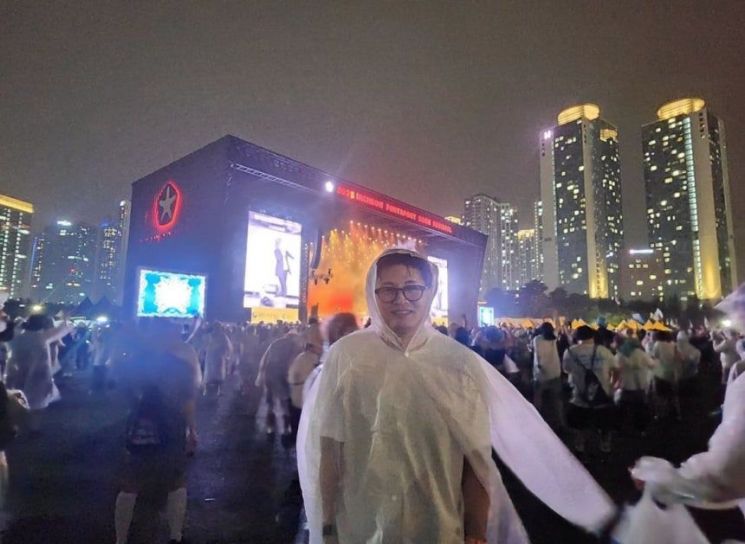 한동훈 전 국민의힘 대표가 인천 펜타포트 락 페스티벌에서 사진을 촬영하고 있다. 인스타그램 화면 캡처
