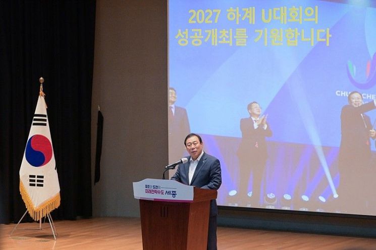 4일 열린 8월 직원 소통의 날 행사서 최민호 세종시장이 지난달 다녀온 국외출장에 대해 설명하고 있다. /사진= 세종시 제공