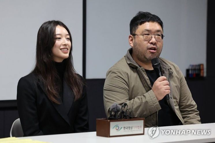 기독교복음선교회(통칭 JMS) 총재 정명석의 여신도 성폭행 혐의 관련 다큐멘터리 '나는 신이다'를 연출한 조성현 PD가 지난 1월 9일 오후 서울 서초구 한국콘퍼런스센터에서 열린 정명석에 대한 대법원 17년형 선고 관련 기자간담회에서 발언하고 있다. 왼쪽은 피해자 메이플 씨. 연합뉴스