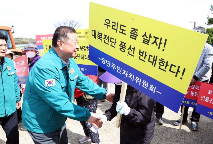 파주시가 4일 국방부에서 우리 군이 설치한 대북 확성기 철거를 시작한 것에 대해 환영했다. 김경일 파주시장이 장단주민과 악수를 하고 있다. 파주시 제공