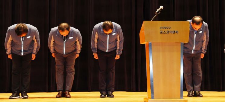 정희민 포스코이앤씨 사장이 지난달 29일 인천 송도 본사에서 연이은 현장 사망사고와 관련한 담화문 발표에 앞서 관계자들과 사과 인사하고 있다. 연합뉴스