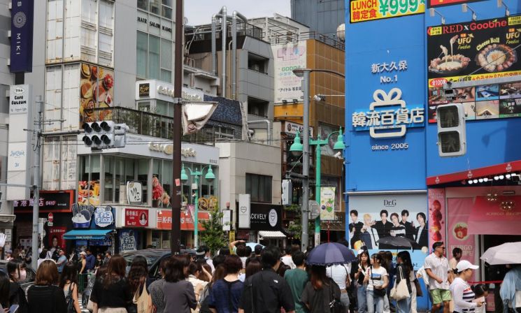 일본 도쿄에서 한국 음식점과 상점이 밀집한 신오쿠보 거리가 지난 6월8일 인파로 북적이고 있다. 이곳에서는 한글 간판과 상품을 쉽게 볼 수 있다. 연합뉴스