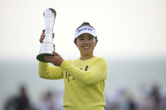 Miyu Yamashita is smiling brightly right after winning the major tournament AIG Women's Open. Photo by AP, Poscoll (Wales)