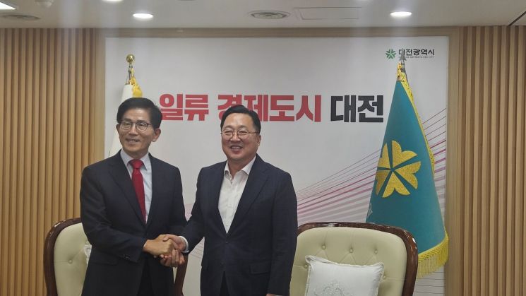 김문수 국민의힘 당 대표 후보(왼쪽)가 4일 대전시청에서 이장우 대전시장을 만나 환담을 하고 있다.(사진=모석봉 기자)