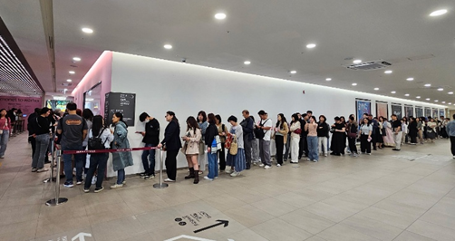세종문화회관에서 전시 중인 '모네에서 앤디워홀까지' 전시 입장을 위해 관람객들이 줄 서 있다. 세종문화회관