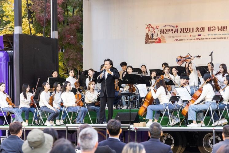 윙바디 트럭을 무대로 활용한 지난해 11월 ‘가을 낭만 종로 패밀리 콘서트’ 모습. 종로구 제공.