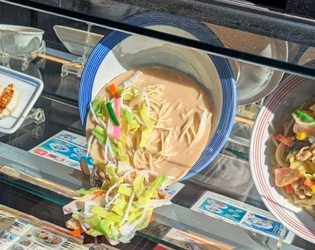 일본 한 음식점에 전시된 라멘 모형이 녹아 내린 모습. 엑스 캡처