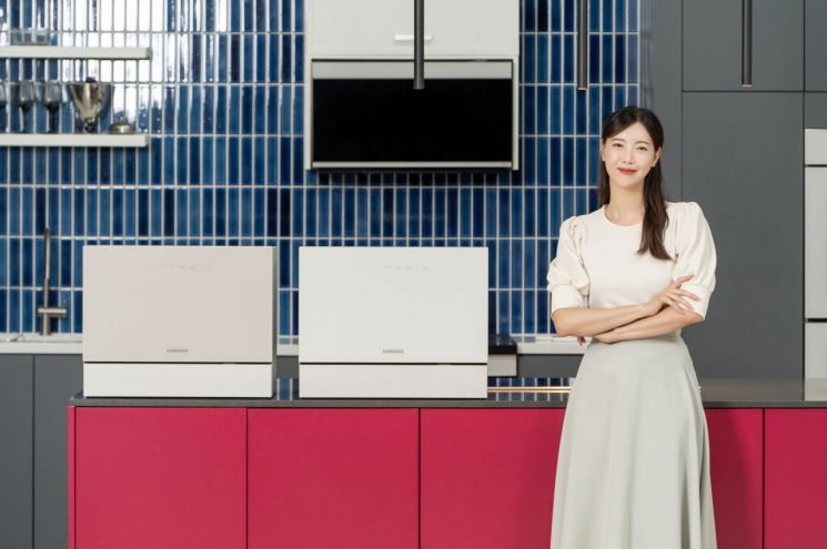 삼성전자 모델이 에너지 효율을 강화한 2025년형 '비스포크 식기세척기 카운터탑' 신제품을 소개하고 있다. 사진=삼성전자