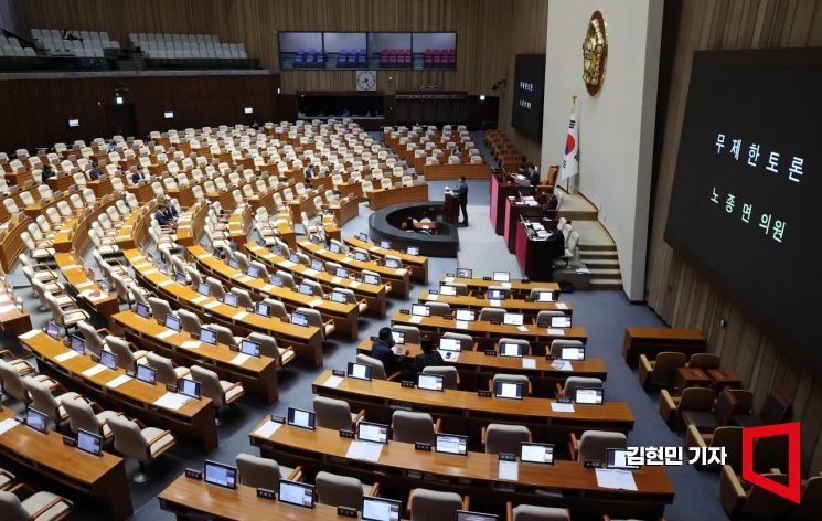 [Photo] Noh Jongmyeon Holds Unlimited Debate in Support of Three Broadcasting Laws