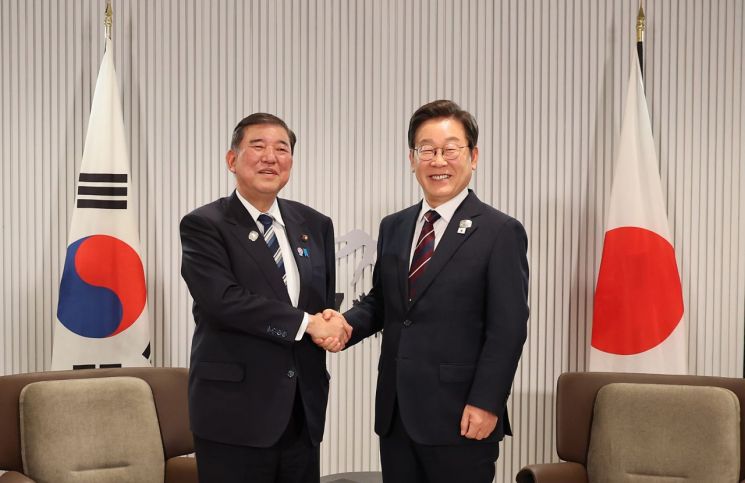 이재명 대통령이 지난 6월 캐나다에서 열린 한일 정상회담에서 이시바 시게루 일본 총리와 악수하며 기념촬영을 하고 있다. 연합뉴스