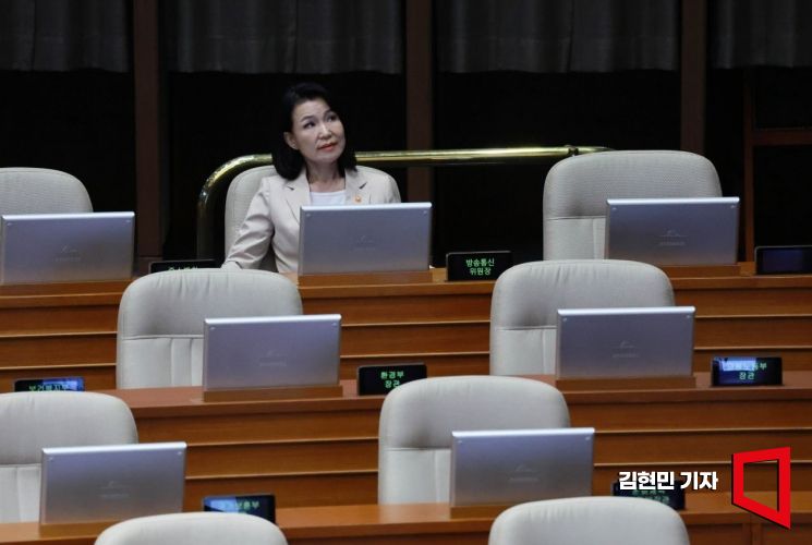 [Photo] Lee Jinsook, Chairperson of the Korea Communications Commission, Observes Filibuster on Three Broadcasting Acts