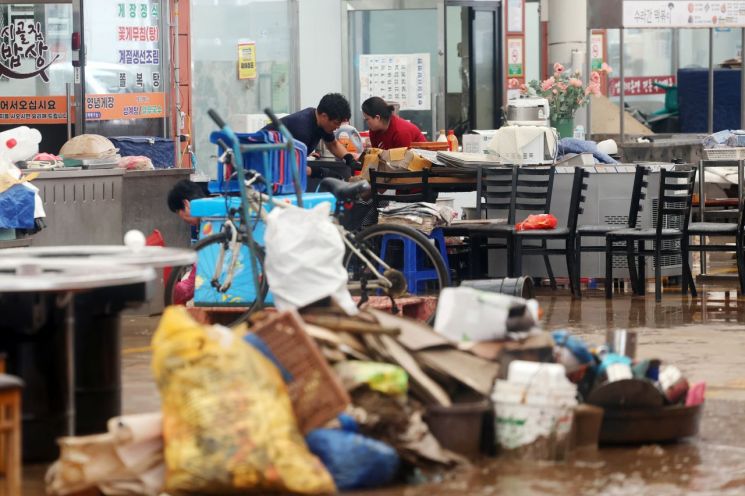 지난 4일 오전 전남 함평군 함평천지전통시장에서 상인들이 수해 복구 작업을 하고 있다. 연합뉴스