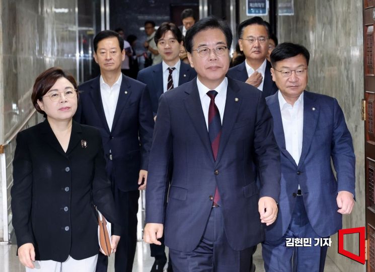 [Photo] Song Eonseok Heading to the Party Floor Countermeasures Meeting