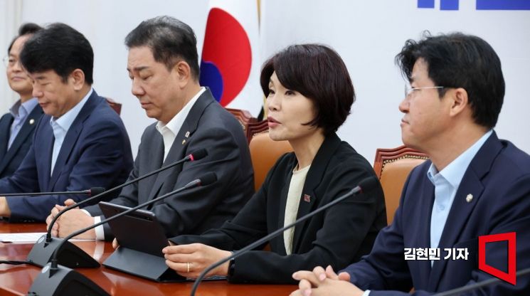 한정애 더불어민주당 정책위의장이 5일 국회에서 열린 원내대책회의에서 발언하고 있다. 2025.8.5 김현민 기자