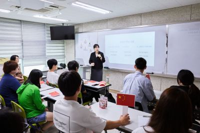 현대캐피탈 관계자가 4일 경기도 수원 글로벌청소년드림센터에서 20대 이주 청년 맞춤 금융교육을 하고 있다. 현대캐피탈