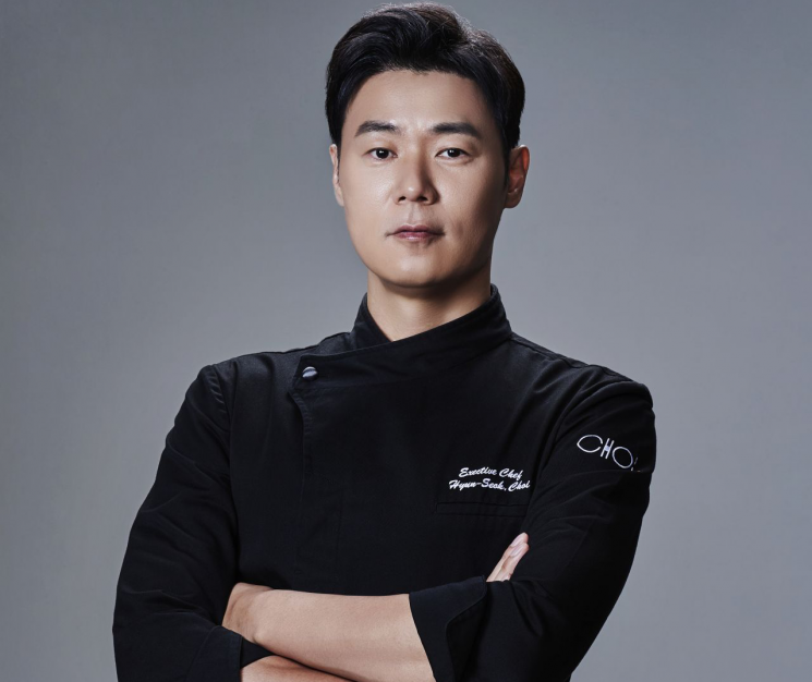 KFC는 최현석 셰프와 협업한 치밥 메뉴 '켄치밥'이 출시 직후 큰 호응을 얻자 정식 메뉴로 전환했으며, 파생 메뉴인 버터 갈릭 라이스까지 출시했다. 사진은 최현석 셰프.
