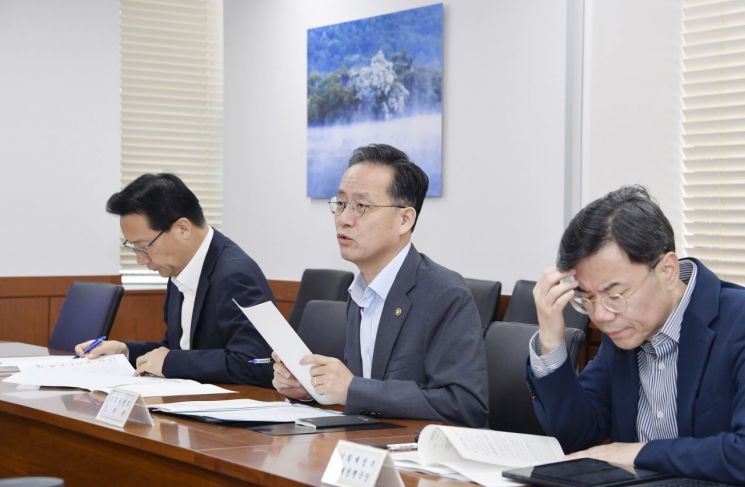 이형일 기획재정부 차관이 5일 오전 서울 종로구 정부서울청사에서 열린 '제52차 물가관계차관회의'를 주재, 모두발언을 하고 있다.
