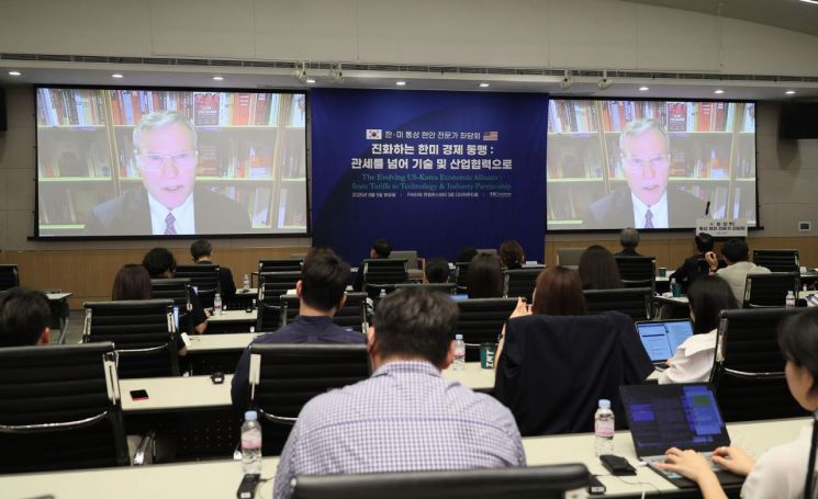 제프리 쇼트 피터슨국제경제연구소(PIIE) 선임 펠로우가 5일 FKI타워 컨퍼런스센터에서 열린 '진화하는 한미 경제동맹: 관세를 넘어 기술 및 산업협력으로' 좌담회에서 화상연결을 통해 기조강연을 하고 있다. 사진=한국경제인협회