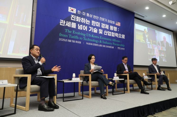 정철 한경연 원장이 5일 FKI타워 컨퍼런스센터에서 열린 '진화하는 한미 경제동맹: 관세를 넘어 기술 및 산업협력으로' 좌담회에서 발언하고 있다. 사진=한국경제인협회