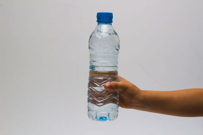 고온에 노출된 생수병은 비스페놀A(BPA) 같은 호르몬 교란 물질을 방출할 수 있으며, 'BPA-free'라고 표시된 제품도 완전히 안전하지 않다. 게티이미지