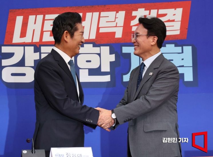 정청래 더불어민주당 대표가 5일 국회를 찾은 김민석 국무총리와 기념촬영을 하고 있다. 2025.8.5 김현민 기자