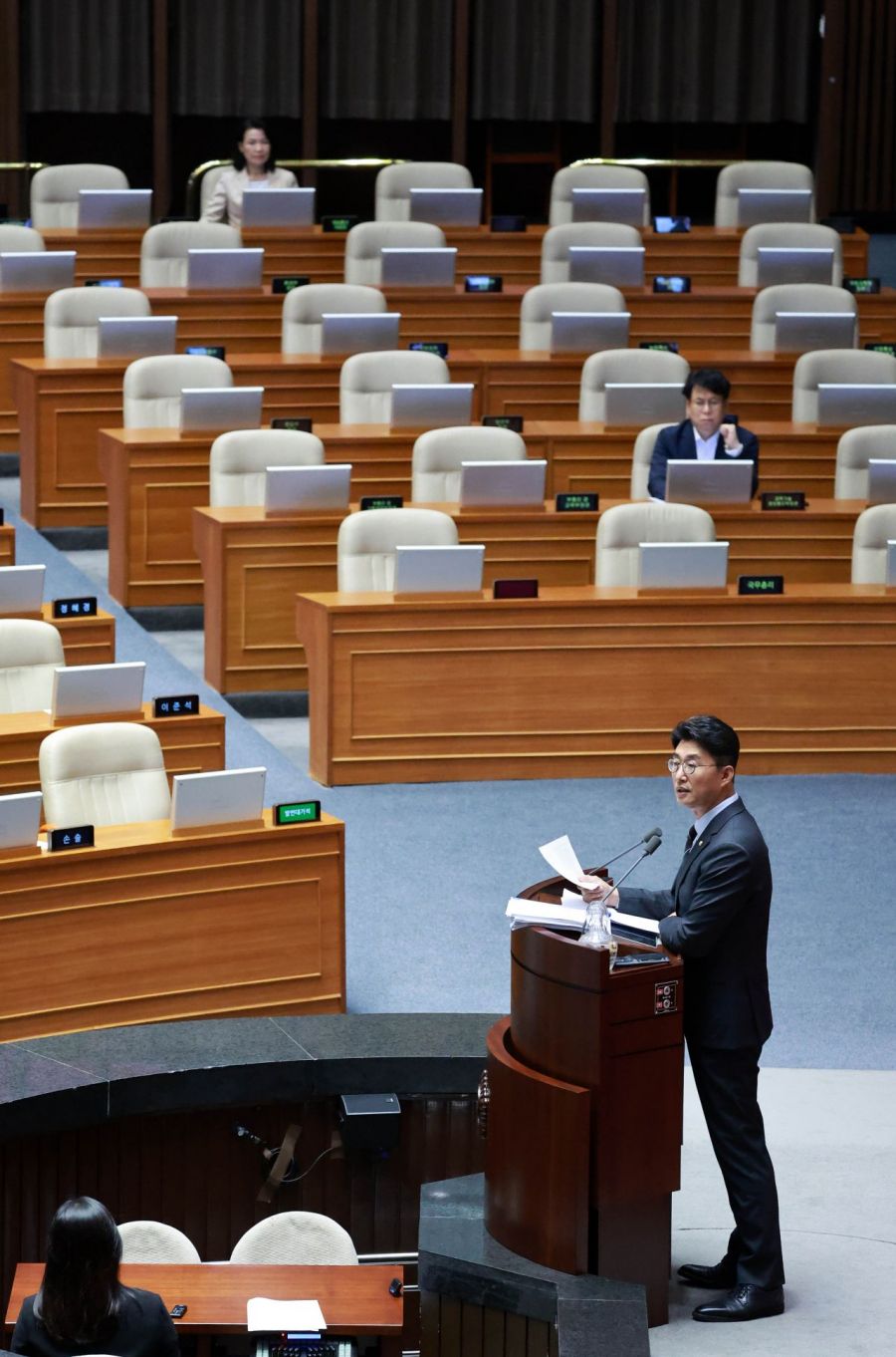 No Jongmyeon, a member of the Democratic Party of Korea, is conducting an unlimited debate (filibuster) related to the submission of the "Broadcasting Three Acts (Amendments to the Broadcasting Act, the Broadcasting Culture Promotion Act, and the Korea Educational Broadcasting System Act)" at the National Assembly plenary session on August 5, 2025. Photo by Kim Hyunmin